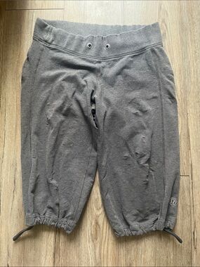 Vintage lululemon athletica woman Gray Cropped Athletic Cotton Capris